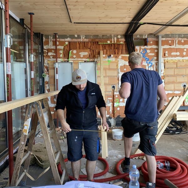 Elektriker von RORA Installationen auf einer Baustelle im Holzbau