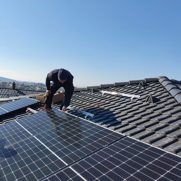 Monteure von RORA Installationen montieren Solarmodule auf einem Ziegeldach