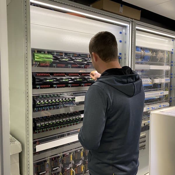 Techniker von RORA Installationen arbeitet an einem Schaltschrank