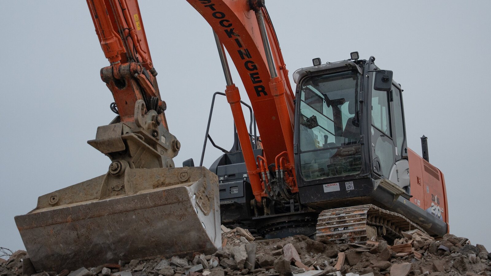 Bagger von Klaus Stockinger Erdbau mit Schaufel auf einem Haufen Abbruchmaterial