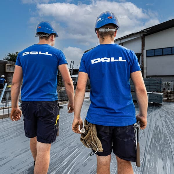 Zwei Mitarbeiter von Doll gehen über die Baustelle