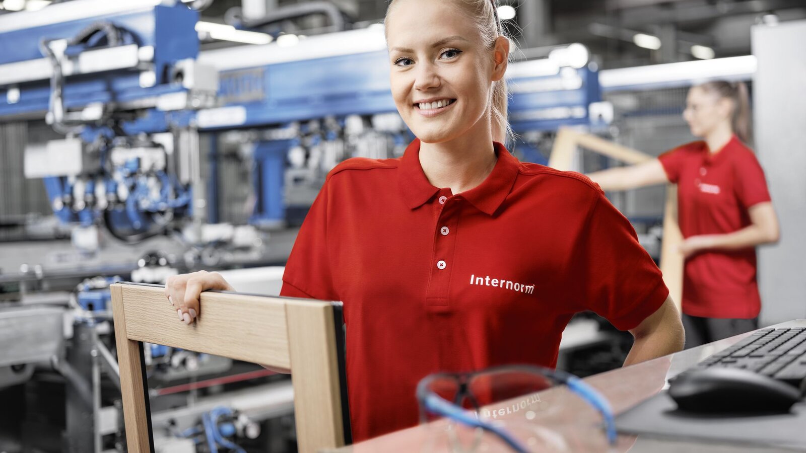 Mitarbeiterinnen von Internorm in der Fensterfertigung