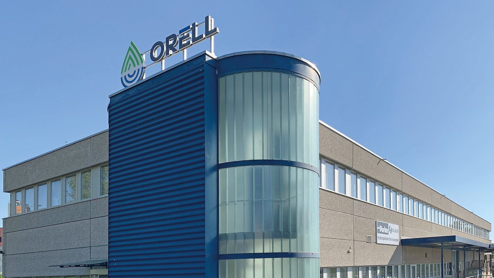 Firmengebäude von Orell mit dem Schriftzug auf dem Dach