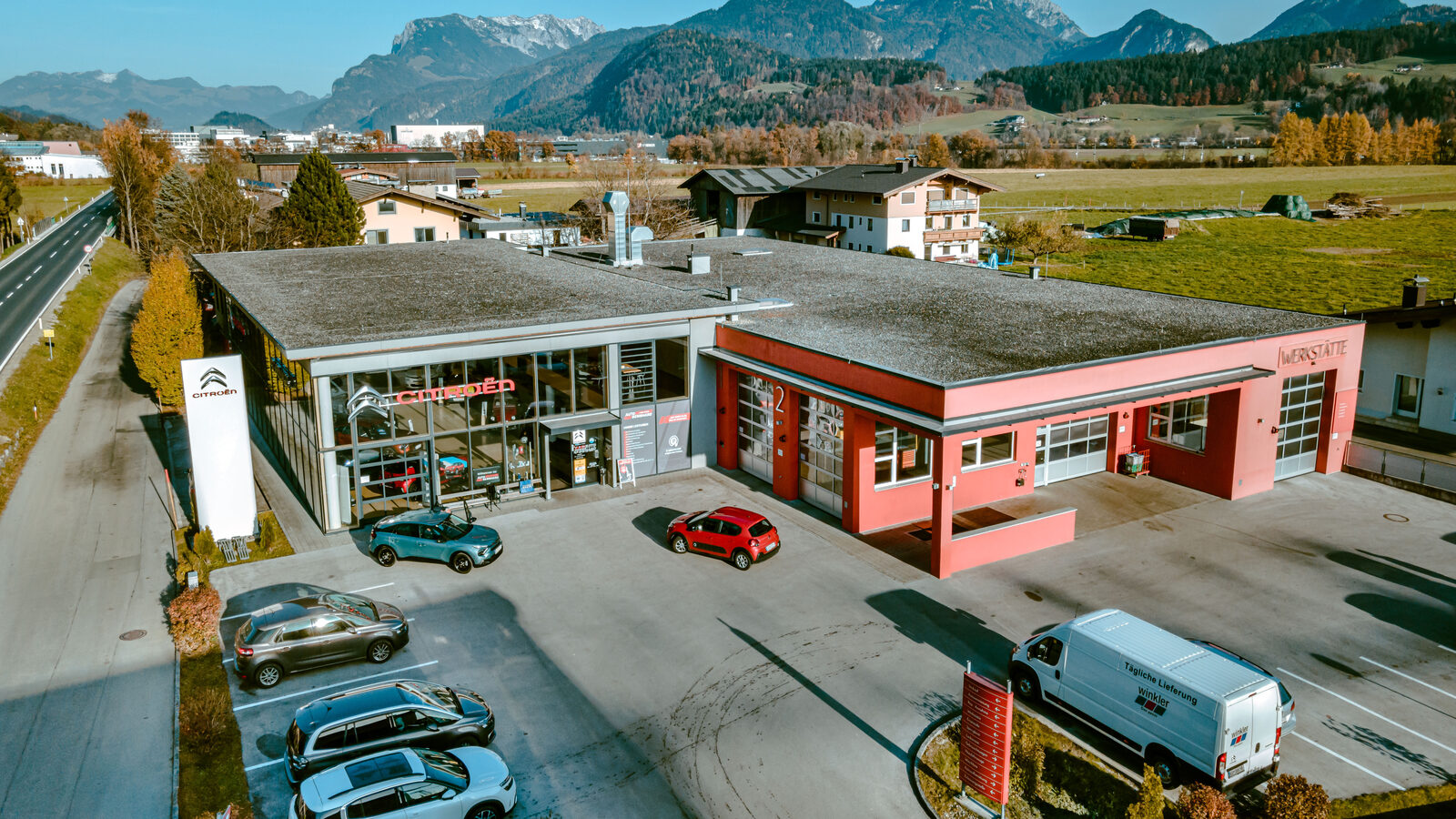 Luftbild von Auto Bernhard in Langkampfen mit Schauraum, Werkstatt und Bergen im Hintergrund