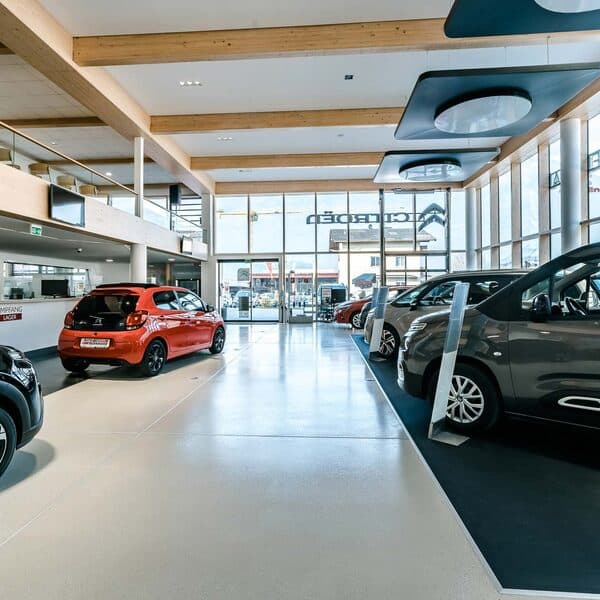 Schauraum von Auto Bernhard mit Neuwagen