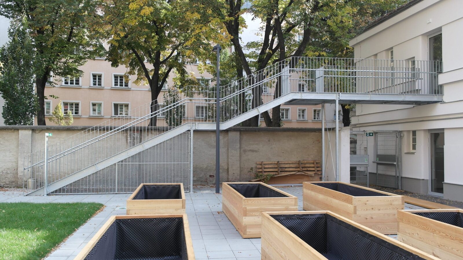 Außenstiege aus Stahl mit Geländer an einem Wohnhaus, ein Projekt von Offner & Trowal