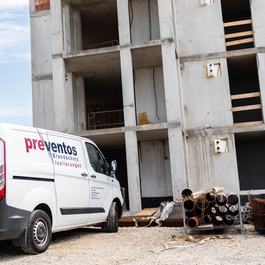 Firmenwagen von Preventos Brandschutz vor einem Rohbau
